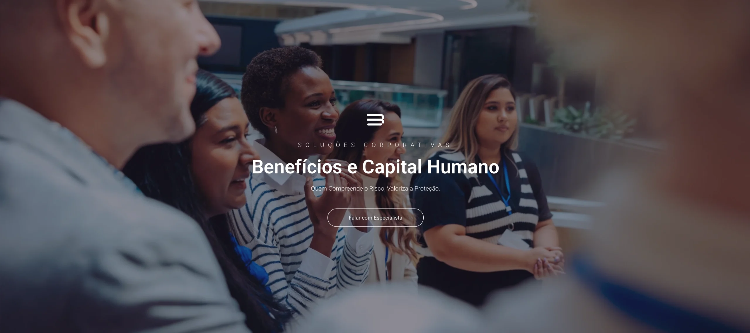 Na Baylis Seguros, entendemos que as pessoas são o principal diferencial competitivo das organizações. Em um ambiente de negócios marcado por constantes transformações, mudanças demográficas, novas expectativas da força de trabalho e desafios relacionados à saúde, bem-estar e produtividade, apoiamos nossos clientes na construção de estratégias integradas de Benefícios e Capital Humano que fortalecem o desempenho organizacional, impulsionam a experiência do colaborador e geram vantagem competitiva sustentável.Como parceira estratégica da WTW | Willis Towers Watson, referência mundial em Capital Humano, Benefícios, Gestão de Riscos e Corretagem de Seguros, a Baylis Seguros reúne a proximidade e a agilidade de uma consultoria especializada com a inteligência, as metodologias e as melhores práticas desenvolvidas por uma das maiores consultorias globais. Essa parceria fortalece nossa capacidade de oferecer soluções consultivas baseadas em dados, inovação e visão estratégica, conectando tendências internacionais às necessidades específicas do mercado brasileiro.Nossa atuação combina consultoria estratégica, inteligência de mercado, análise de dados, gestão de riscos e profundo conhecimento em benefícios corporativos para desenvolver soluções alinhadas aos objetivos de cada organização. Trabalhamos em parceria com lideranças de Recursos Humanos, Finanças e Alta Administração para estruturar programas que equilibrem proteção às pessoas, sustentabilidade financeira e geração de valor para o negócio.Mais do que administrar benefícios, ajudamos as empresas a transformar sua Proposta de Valor ao Empregado (Employee Value Proposition – EVP) em um diferencial estratégico, criando programas que atraem, desenvolvem e retêm talentos, fortalecem a cultura organizacional e promovem saúde, segurança, inclusão, bem-estar e proteção financeira ao longo de toda a jornada do colaborador.Nossa plataforma de Benefícios e Capital Humano reúne soluções integradas que atuam de forma complementar em todas as etapas dessa jornada. A Solução Bem-estar Integrado promove iniciativas voltadas à saúde física, mental, emocional, social e financeira, contribuindo para o aumento do engajamento, da produtividade e da qualidade de vida. A Solução Benefícios Corporativos desenvolve estratégias para o desenho, implementação, revisão e gestão de programas de benefícios, buscando eficiência operacional, controle de custos e uma experiência diferenciada para colaboradores e empregadores.Reconhecendo que organizações mais diversas, equitativas e inclusivas alcançam melhores resultados, a Solução Diversidade, Equidade e Inclusão (DEI) apoia empresas na construção de ambientes corporativos mais representativos, colaborativos e inovadores, por meio de políticas, programas e práticas alinhadas às melhores referências internacionais.A Solução Saúde e Benefícios integra consultoria especializada em assistência médica, gestão da saúde populacional, prevenção, análise de indicadores e gestão da sinistralidade, permitindo decisões mais estratégicas e sustentáveis sobre investimentos em saúde corporativa. Complementando essa estratégia, a Solução Plano Odontológico Empresarial oferece programas personalizados que ampliam o acesso à saúde bucal, fortalecem ações preventivas e agregam valor à política de benefícios das organizações.A proteção financeira também desempenha papel fundamental na estratégia de Capital Humano. Por isso, a Solução Vida Corporativo desenvolve programas de Seguro de Vida Empresarial personalizados, contemplando diferentes perfis de colaboradores e executivos, com coberturas flexíveis, assistências diferenciadas e soluções voltadas à proteção das famílias e à continuidade dos negócios.Além das soluções corporativas, a Solução Linhas Pessoais e Cliente Privado oferece consultoria especializada para executivos, sócios, conselheiros e clientes de alta renda, disponibilizando soluções completas para proteção patrimonial, pessoal e familiar por meio de seguros de automóveis, residências, viagens, patrimônio, obras de arte, embarcações, aeronaves e planejamento de proteção patrimonial.Na Baylis Seguros, acreditamos que a gestão de Benefícios e Capital Humano deve ser orientada por estratégia, inteligência analítica e resultados. Nossa metodologia integra diagnóstico, consultoria, negociação, implementação, governança e monitoramento contínuo, permitindo que as organizações enfrentem os desafios atuais e futuros com soluções inovadoras, eficientes e alinhadas aos mais elevados padrões globais.Ao lado da WTW | Willis Towers Watson, reforçamos nosso compromisso em oferecer aos clientes acesso a uma visão global, metodologias reconhecidas internacionalmente e soluções de excelência em Capital Humano, sem abrir mão da proximidade, da personalização e do atendimento consultivo que fazem da Baylis Seguros um parceiro estratégico para empresas que buscam proteger pessoas, fortalecer seus negócios e construir organizações mais resilientes e preparadas para o futuro.