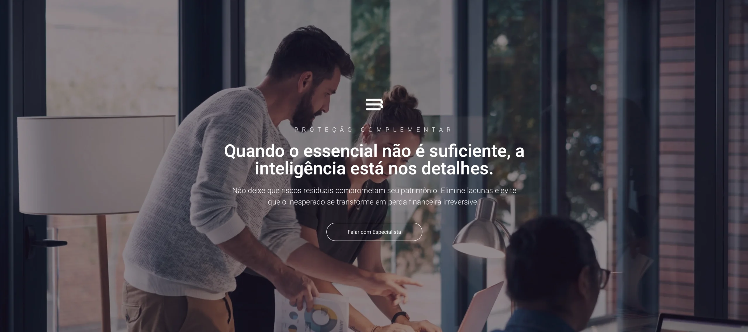 Quando a proteção principal não basta, os detalhes fazem a diferença. A Proteção Complementar é uma solução criada para ampliar a segurança da sua estrutura de proteção, eliminando exposições que frequentemente não são contempladas pelas coberturas convencionais.Seu objetivo é tornar a estratégia de defesa mais completa e aderente à sua realidade, incorporando camadas adicionais que neutralizam impactos financeiros em situações específicas que podem comprometer seu patrimônio ou sua estabilidade.Mais do que contratar coberturas extras, trata-se de construir uma proteção coerente com os riscos residuais aos quais você está efetivamente exposto. Afinal, prejuízos severos muitas vezes não ocorrem pela ausência de seguro, mas pela existência de lacunas técnicas que só são percebidas no momento do uso.A Proteção Complementar existe para eliminar essas vulnerabilidades, elevar sua previsibilidade financeira e garantir que sua estratégia de blindagem acompanhe a complexidade do seu patrimônio e do seu estilo de vida.