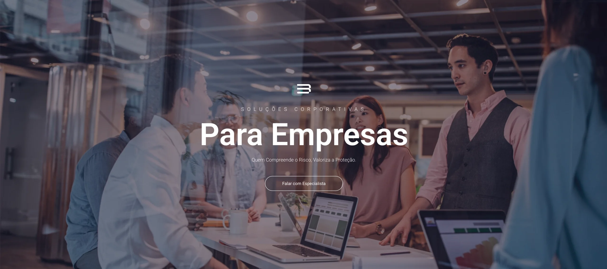 A Baylis Seguros atua como parceira estratégica de organizações que buscam uma gestão de riscos integrada, pautada pelo rigor técnico e pela eficiência financeira. Em um cenário empresarial caracterizado pela alta complexidade e por rápidas transformações, acreditamos que a proteção da continuidade e do crescimento sustentável de um negócio exige uma visão que transcenda a simples contratação de seguros, consolidando-se em uma disciplina de governança e resiliência corporativa.Nossa consultoria é fundamentada na convergência entre inteligência de mercado, análise de dados e profundo conhecimento setorial. Trabalhamos em colaboração estreita com as lideranças para estruturar soluções que resguardem o capital humano, os ativos, as operações e a reputação das empresas, transformando o gerenciamento de exposições em uma alavanca de valor estratégico para o negócio.A autoridade técnica da Baylis Seguros é potencializada por sua parceria estratégica com a WTW | Willis Towers Watson, referência global em gestão de riscos e capital humano. Esta aliança nos permite aplicar metodologias internacionalmente reconhecidas e acessar benchmarks mundiais, conferindo às nossas soluções um padrão de excelência global adaptado com precisão às particularidades do ambiente de negócios brasileiro.Nossas soluções para o mercado corporativo são organizadas de forma estratégica para atender às múltiplas dimensões das necessidades empresariais:Em Benefícios e Capital Humano, estruturamos estratégias que integram saúde, bem-estar e proteção financeira, visando fortalecer a experiência do colaborador e a sustentabilidade organizacional. Através de Indústrias e Especialidades, entregamos uma consultoria técnica dedicada aos desafios específicos de cada setor, garantindo que a arquitetura de proteção esteja em total conformidade com a natureza da operação. Antecipamos as novas fronteiras de exposição em Riscos Emergentes e Tecnologia, oferecendo suporte diante das complexidades da era digital e da segurança da informação.Nossa atuação em Soluções de Risco foca na proteção de ativos e operações, com um desenho de coberturas otimizado e negociação qualificada junto ao mercado. Na frente de Riscos Estratégicos e Capital, auxiliamos as organizações a preservarem sua capacidade financeira e resiliência perante cenários de volatilidade. Complementando este ecossistema, em Responsabilidade e Linhas Financeiras, oferecemos o suporte necessário para a proteção de empresas e seus administradores, garantindo a solidez da gestão frente às exigências de conformidade e governança corporativa.Na Baylis Seguros, a excelência operacional é garantida por uma metodologia que integra diagnóstico técnico, governança de apólices, negociação estratégica e monitoramento contínuo. Nosso compromisso é assegurar que a proteção corporativa evolua em sintonia com os objetivos da organização, proporcionando a segurança e a previsibilidade necessárias para o desenvolvimento dos negócios em um horizonte de longo prazo.